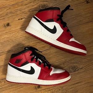 NIKE AIR JORDAN 1 (fits 7 W)